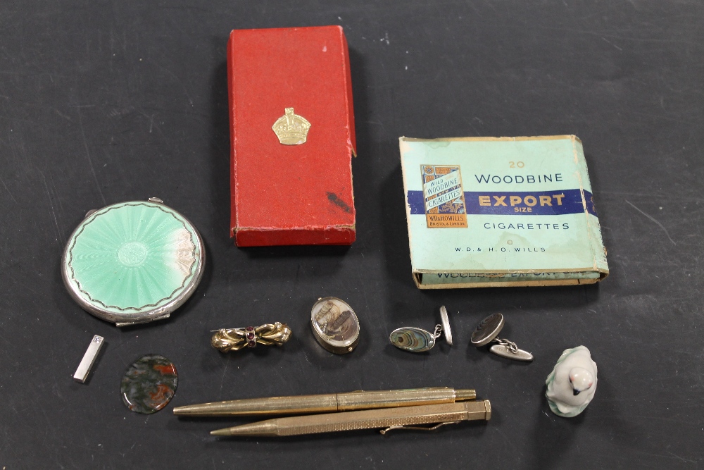 A BAG OF COLLECTABLES TO INCLUDE A YARDOLEAD PENCIL AND A PEN