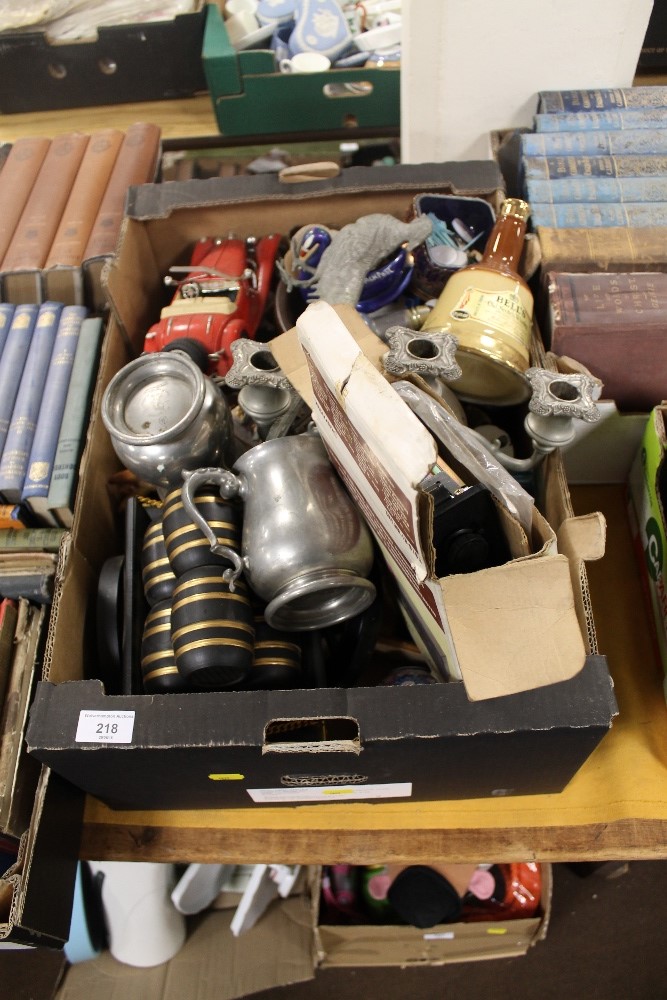 A TRAY OF MIXED COLLECTABLES