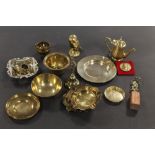 A SELECTION OF METALWARE AND COLLECTABLES TO INCLUDE A BRASS OWL, ETC