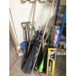 A SELECTION OF GARDEN TOOLS TO INCLUDE FENCING PEGS, A GOLF PRACTICE CAGE NET AND A WORKBENCH