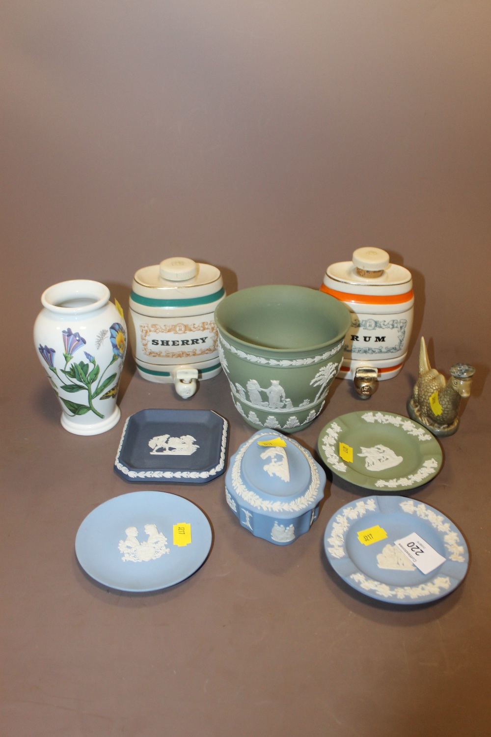 A SELECTION OF CERAMICS TO INCLUDE WEDGWOOD, BESWICK, WADE ETC