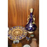 FOUR BLUE GILT CERAMIC ITEMS TO INCLUDE A FLORAL VASE, BUTTERFLY ETC