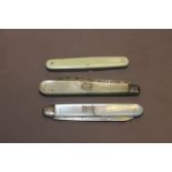 THREE FRUIT KNIVES TO INCLUDE SILVER EXAMPLES