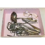 A BOX OF COLLECTABLES TO INC SILVER HANDLED KNIVES, GOLD PLATED COMET GLASSES, ETC