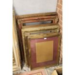 A QUANTITY OF ASSORTED GILT PICTURE FRAMES