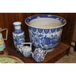 A SELECTION OF BLUE & WHITE CERAMICS TO INC A JARDINIERE VASE & TWO TEAPOTS (4)