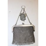 A LADIES SILVER MESH EVENING BAG, stamped 925 to the frame and chain, hallmarks also to the frame,