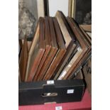 A BOX OF ASSORTED SMALL FRAMES, SOME GLAZED WITH PRINTS, TO INCLUDE OAK AND BRASS FRAMES