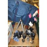 A SELECTION OF VINTAGE CAMERAS & ACCESSORIES