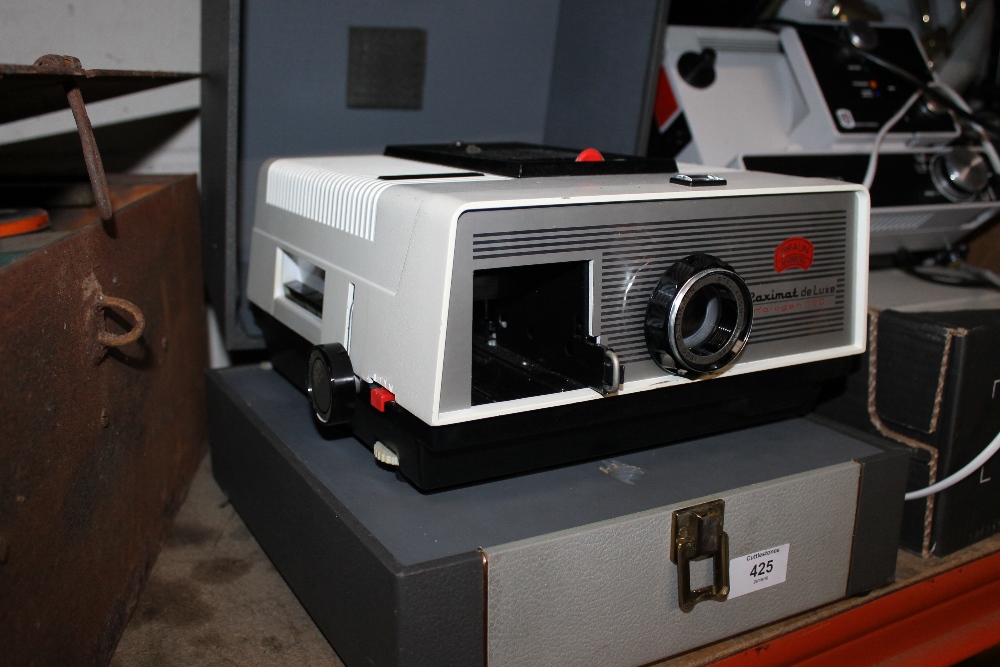 A BRAUN NURNBERG PAXIMAT DELUXE HALOGEN 150 SLIDE PROJECTOR