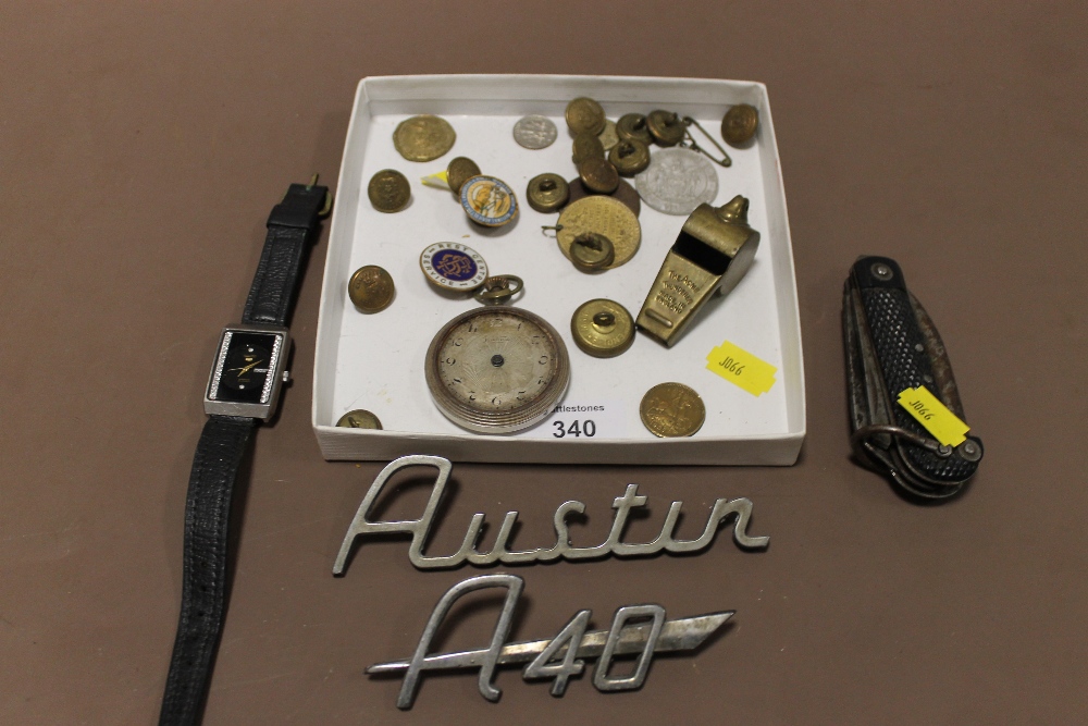 A BOX OF COLLECTABLES TO INCLUDE AUSTIN BADGE, POCKET WATCH ETC