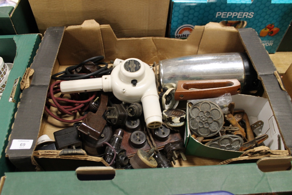 A BOX OF ASSORTED VINTAGE ITEMS TO INCLUDE BAKELITE ITEMS AND A BOX OF VINTAGE STAIR CARPET CLIPS