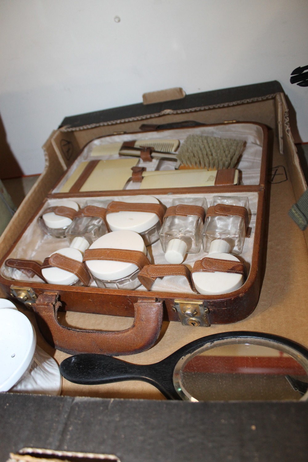 A BOX OF ASSORTED VINTAGE VANITY ITEMS