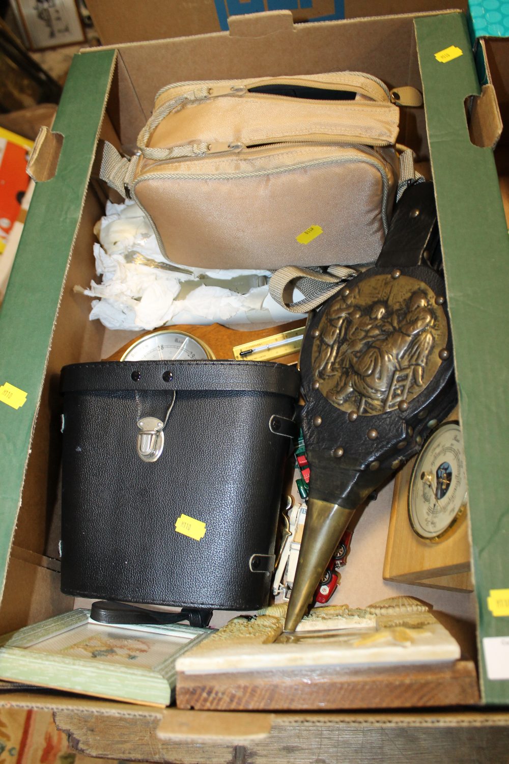 A BOX OF COLLECTABLES TO INC A VINTAGE NIKON CAMERA, BINOCULARS ETC