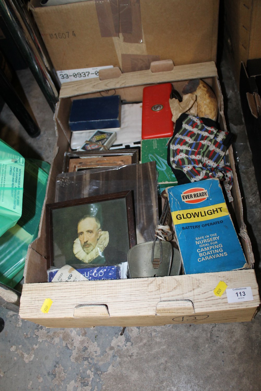 A BOX OF ASSORTED VINTAGE ITEMS