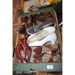 A BOX OF ASSORTED 1940S & 1950S ERA VINTAGE LADIES SHOES - GOOD SIZES
