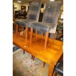 A MODERN OAK EXTENDING DINING TABLE AND SIX CHAIRS S/D