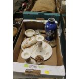 A TRAY OF CERAMICS TO INCLUDE A BLUE & WHITE ORIENTAL VASE A/F