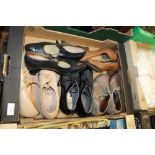 A BOX OF ASSORTED 1940S & 1950 ERA VINTAGE LADIES SHOES - GOOD SIZES