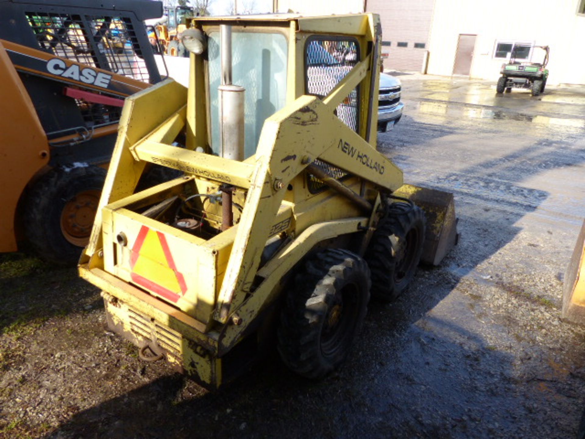 NEW HOLLAND 325 SKID STEER - Image 3 of 8