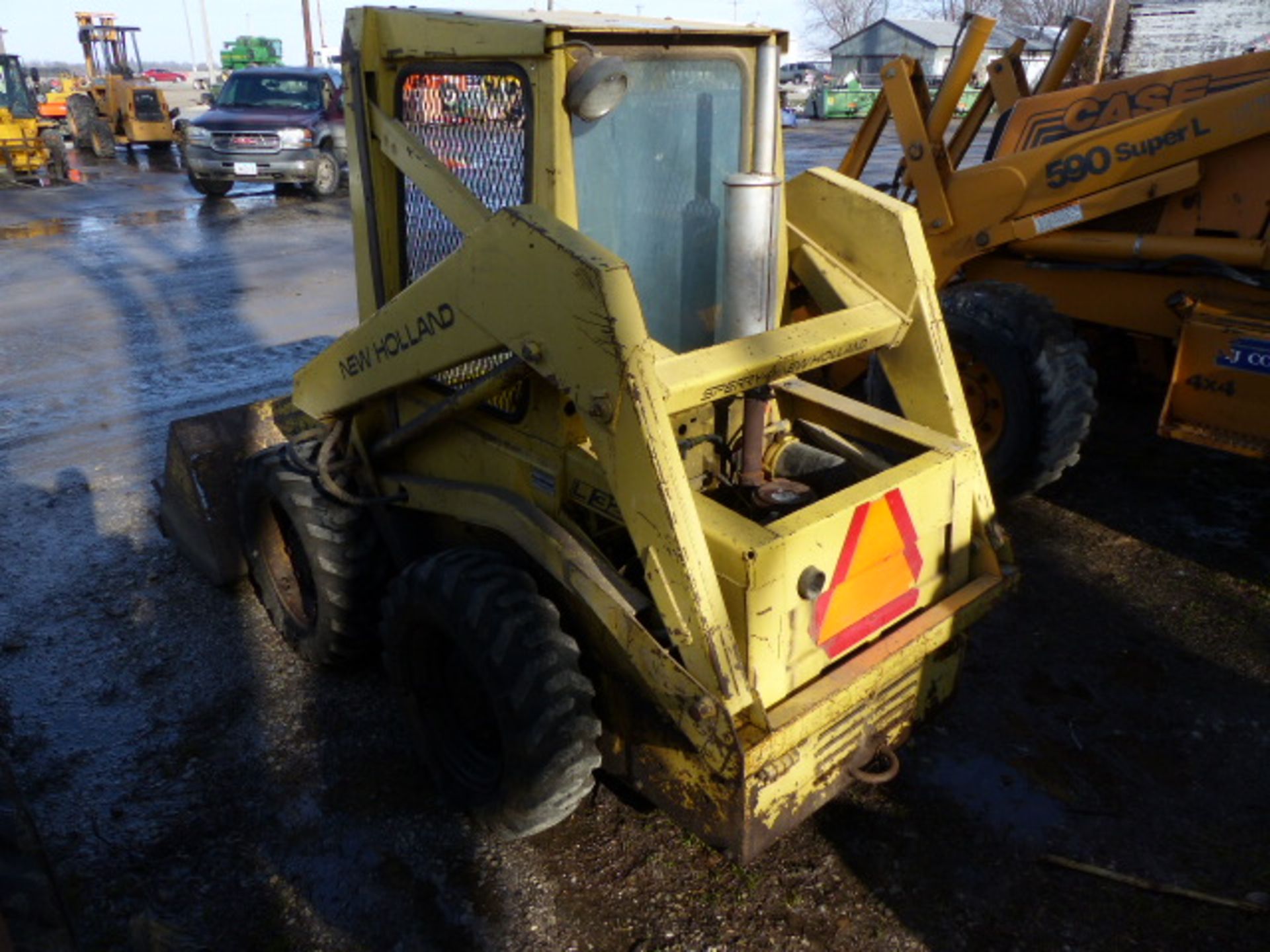 NEW HOLLAND 325 SKID STEER - Image 2 of 8