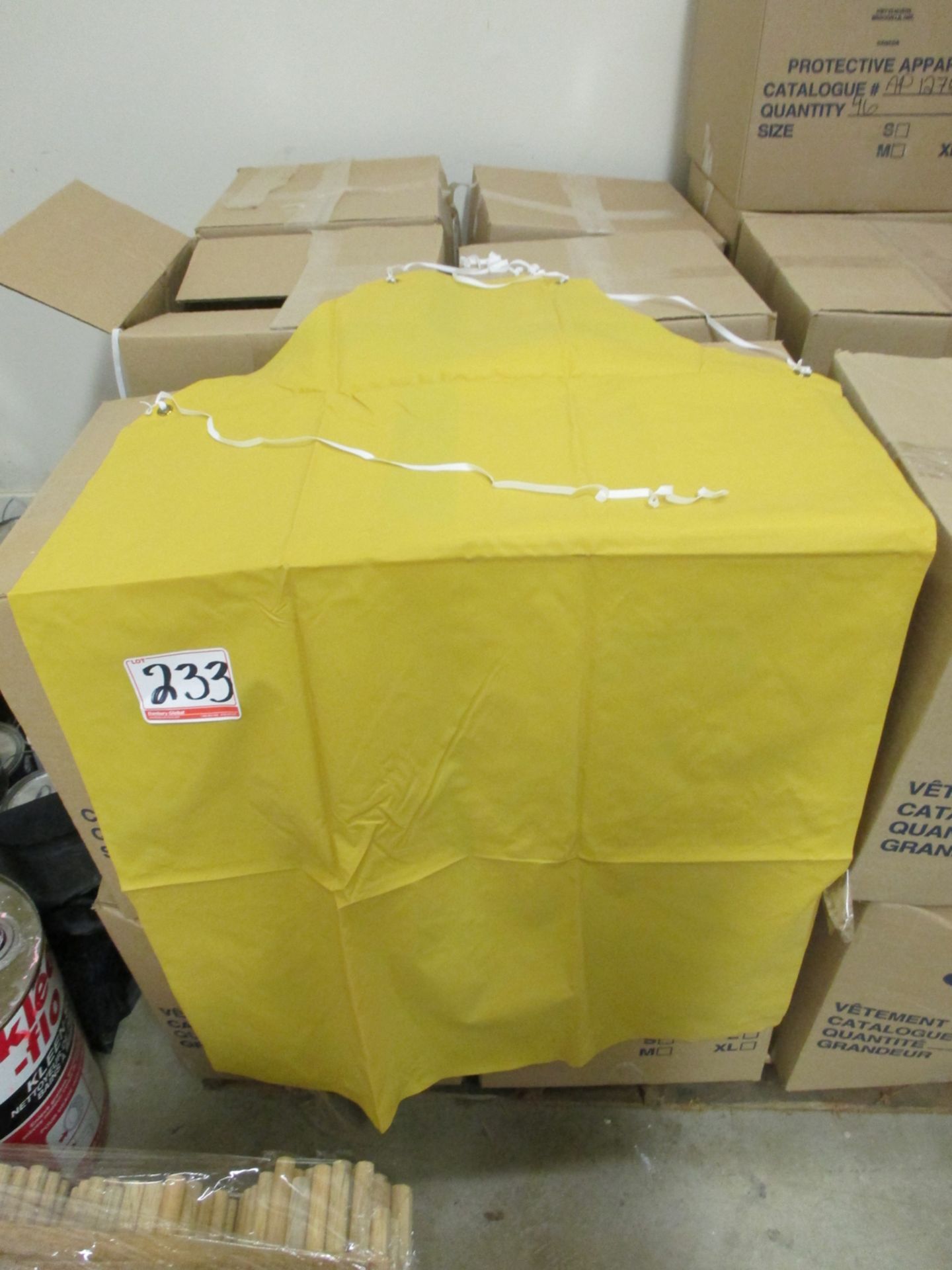 BOXES - YELLOW VINYL AD1276Y APRONS (100 PCS / BOX)
