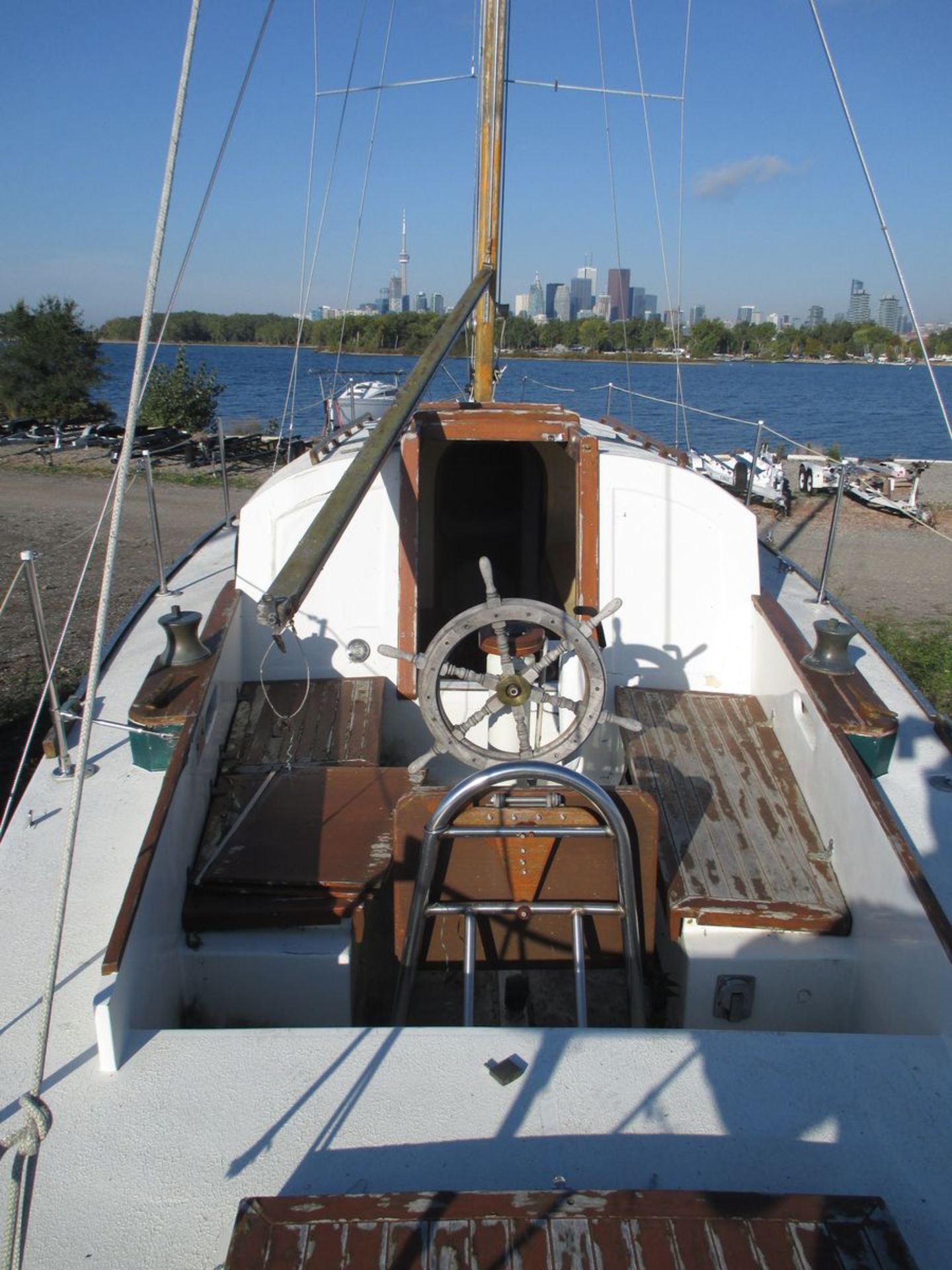 1966 CUSTOM BRISTOL 33'L / 9'BEAM SAILBOAT (NO SAILS) W/ YAMAHA MOTOR, (5) STABILIZING STANDS, RAY - Bild 3 aus 5