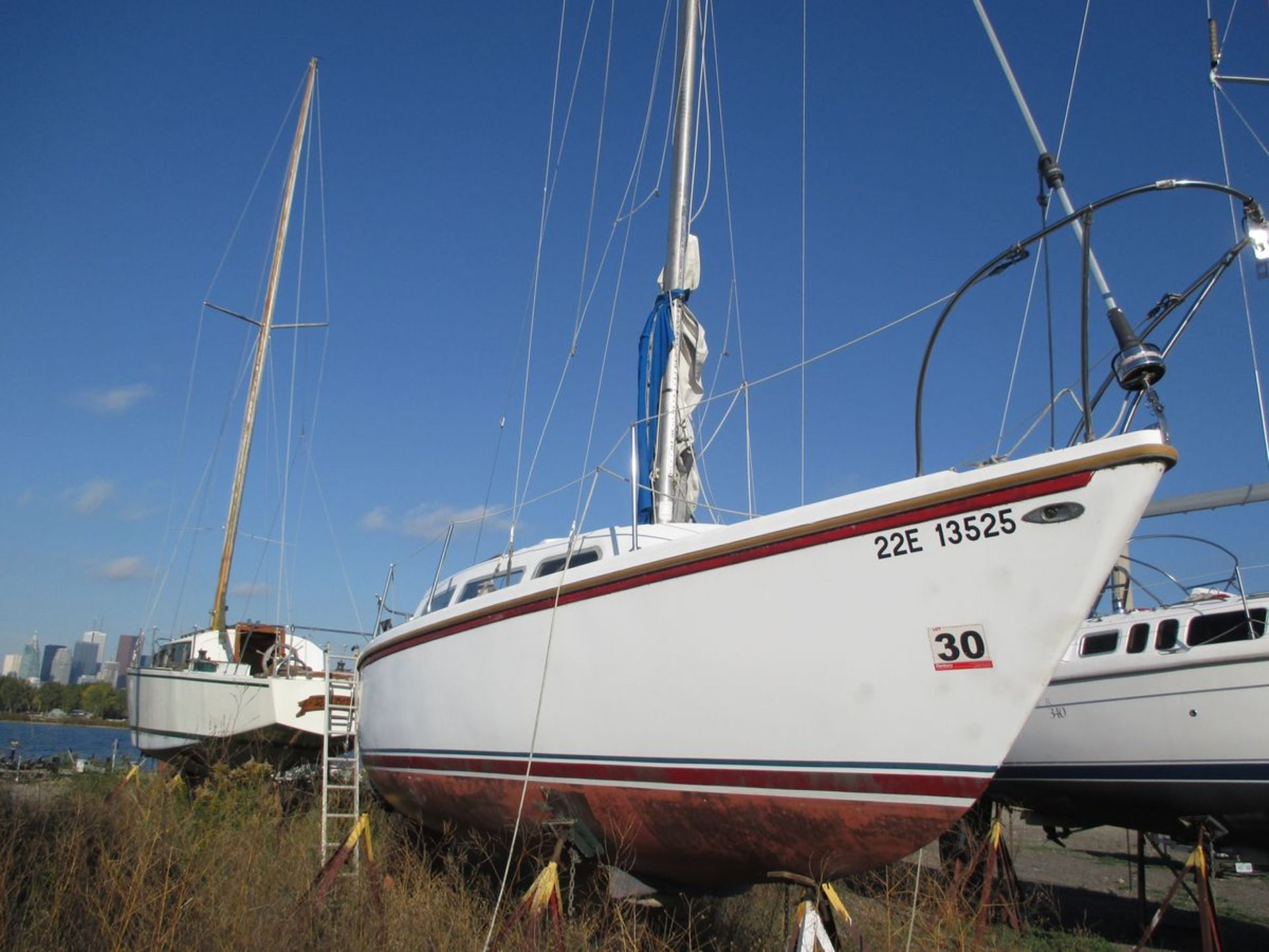 1976 CATALINA 27'L / 10'BEAM SAILBOAT C/W SAIL, MOTOR, HORIZON 25 2-WAY RADIO, (5) STEEL