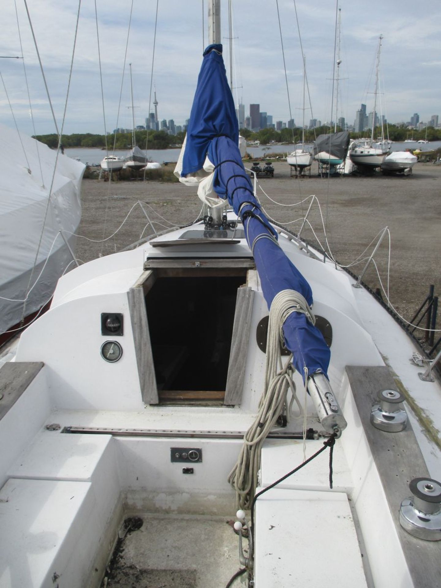 1976 C&C LANCER 30'L / 10'BEAM SAILBOAT W/ SAILMASTER 9.9 OUTBOARD MOTOR, CARRIAGE & SAIL, REG# - Bild 3 aus 4