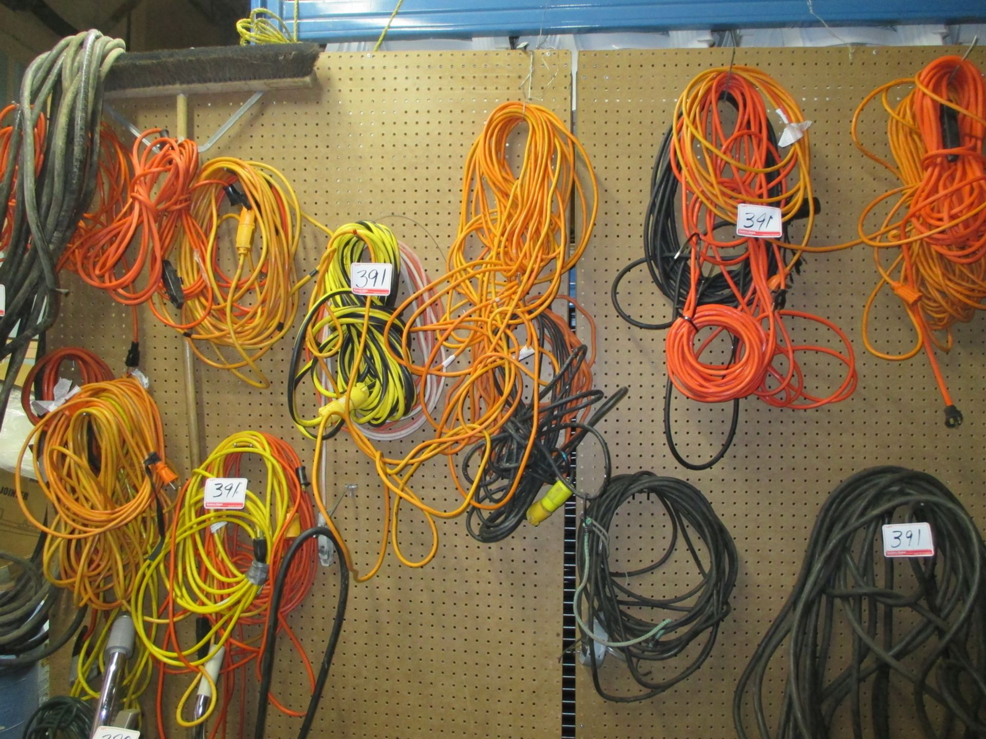 LOT - UNIVERSAL EXTENSION CORDS