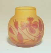 Gallé, Emile (1846 in Nancy; † 1904 in Nancy): Kleine Vase mit Veilchendekor farbloses Glas, gelb