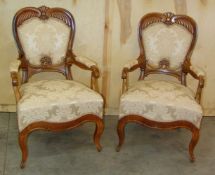 Paar Sessel, Mainz, um 1840 Nußbaum massiv und furniert, ausgefallenes Paar Sitzmöbel in der Art von