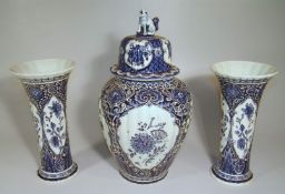 Boch, Made for Royal Sphinx,"Delfts" (Holland): 3-Vasen-Set,Delfter Blau,Mitte 20.Jhd. weiß-