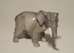 Porzellanfabrik Mitterteich AG (ab 1945 ff.): Stehender Elefantenbulle Bemalung in Grau-Blau und