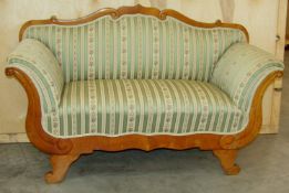 kleines Sofa des Biedermeier,deutsch um 1840 Kirsche massiv und furniert,geschweifte Frontzarge,weit