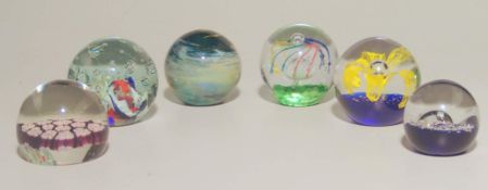 6 Paperweights div. Farben und Techniken , Venedig und Mdina ind Malta sowie Böhmen,