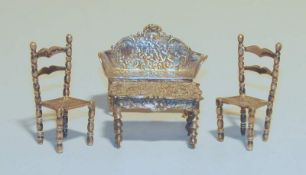 4 holländische Miniaturmöbel aus Silber 4 Tlg. Älter. 2 Flechtstühle sowie 1 Tisch und 1 Sitzbank im
