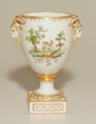 Royal Copenhagen, Dänemark (Wellenmarke unterglasurblau ab 1920 -1952): Vase mit Widderkopfhandhaben