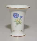 Staatlich Meissen (Unterglasurblaue Schwertermarker): Trompeten-Vase mit Blumendekor Weißporzellan,
