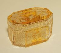 Deckeldose,Böhmen,30er Jahre farbloses Kristallglas gelb gebeizt,6-eckige Grundform ,