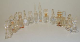 große Konvolut histoscher Flacons,1900-1940 farbloses Glas,Pressglas und Kristallglas geschliffen,