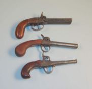 3 Schussunfähige Terzerol Perkussionspistolen 19. Jh Nussbaumknäufe und Eisenschäftung, Gravierte