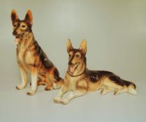 Cortendorf, Keramikmanufaktur (Coburg): 2 Tierkeramiken "Schäferhunde" Mod.2302 u. 2303, Mitte 20.