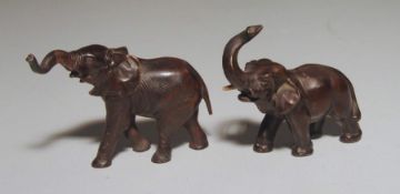2 Kleinplastiken,"Laufende Elefanten" eine Plastik aus massiver Bronze,die Stoßzähne fehlend,kleiner