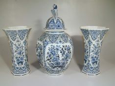 "Oud Delft", unterglasur blaue Marke: 3-Vasen-Set,Delft,20.Jhd. weiß-bläulicher Scherben, florale