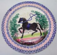 große Fayence-Platte mit Pferdedarstellung, Frankreich 19. Jhd. grau-brauner Scherben mit