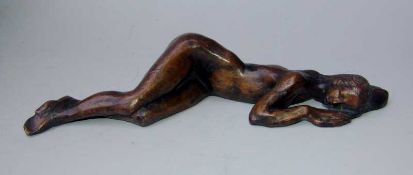 Kaldas, Safwat (1948 Kairo): liegender, weilblicher Akt, "schlafendes Mädchen" Bronze grau-braun