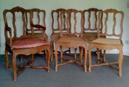 Folge von 5 Stühlen + 1 Armlehnstuhl, Rokoko, um 1760 Eiche massiv, überarbeiteter Zustand, die