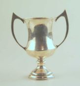 Pokal, 925-er Sterling, London 1928 auf rundem Stand Gefäß mit spitz zulaufenden Henkeln, am