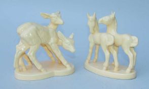 2 Tierplastiken, deutsch, um 1930 weiße Keramik, beinfarben glasiert, 2 Fohlen auf ovalem Sockel,
